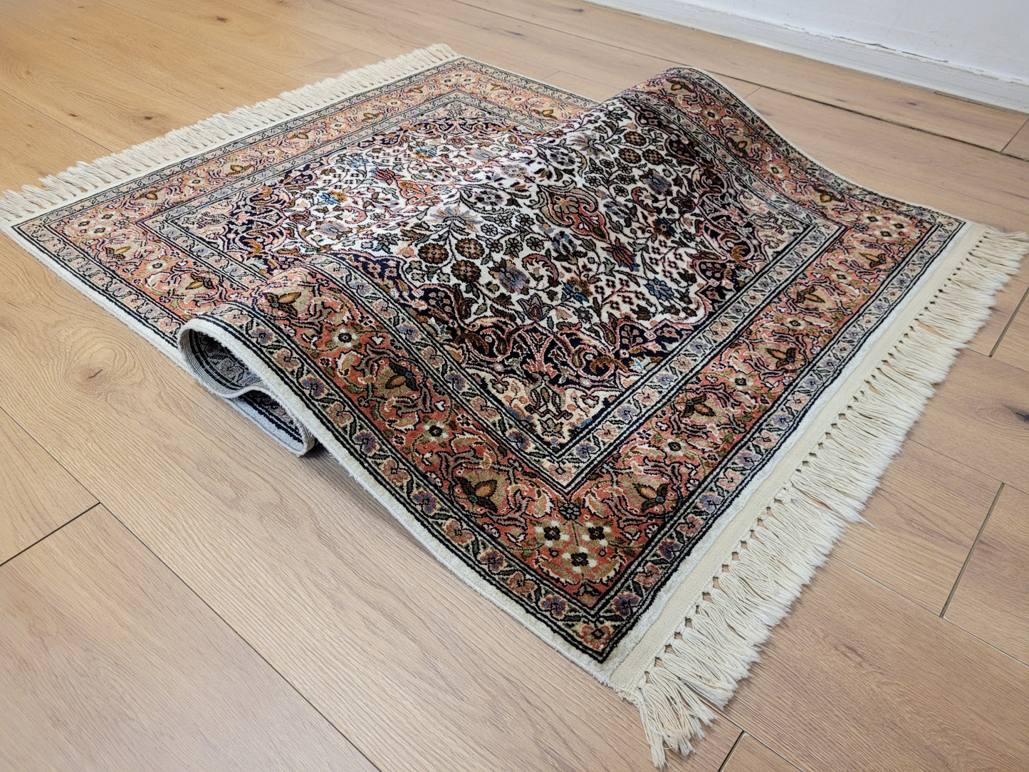 Ghom Teppich Seide feine Knüpfung florales Medaillon