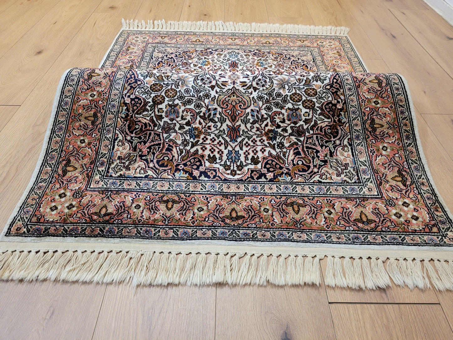 Ghom Teppich Seide feine Knüpfung florales Medaillon