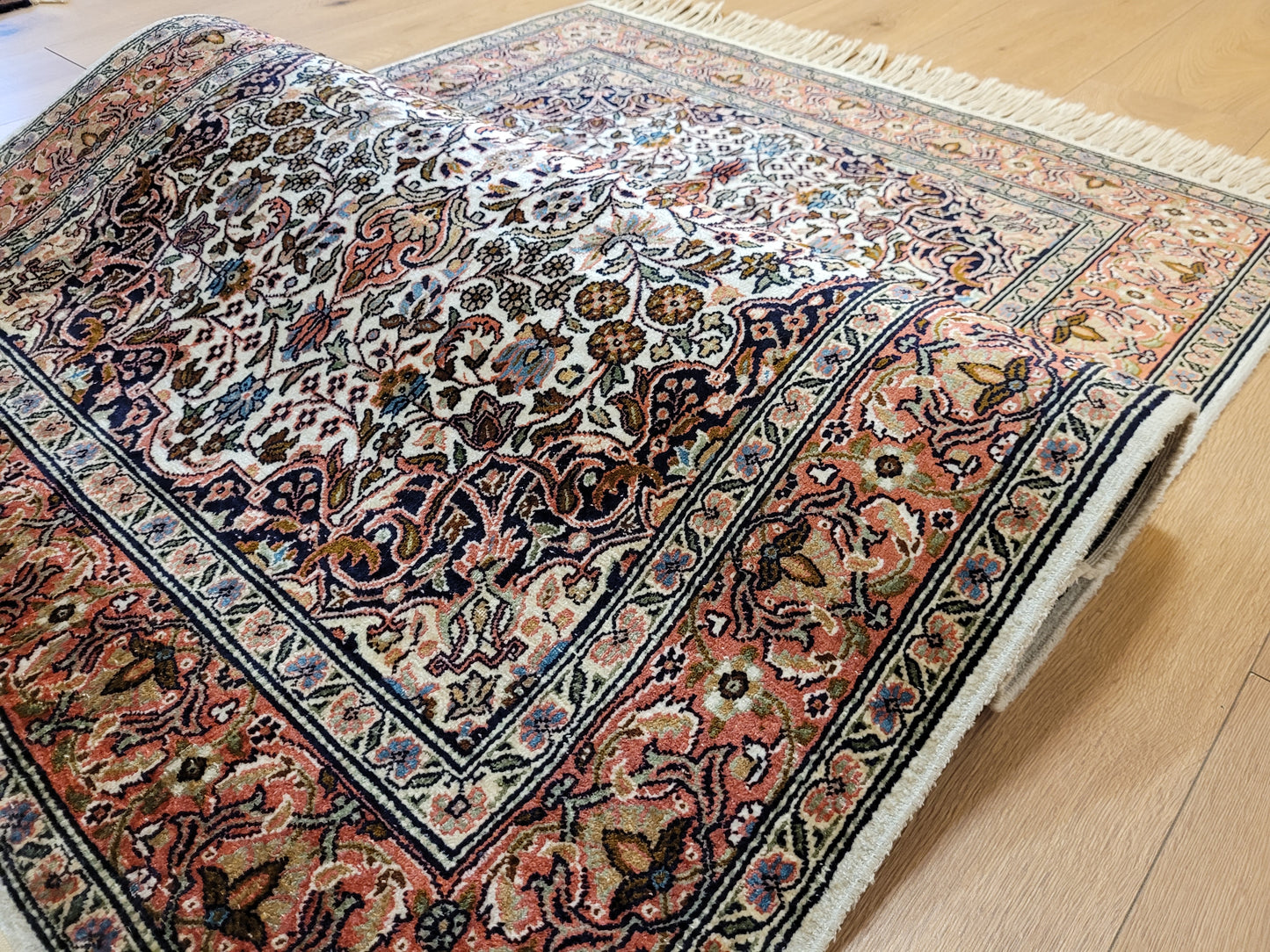 Ghom Teppich Seide feine Knüpfung florales Medaillon