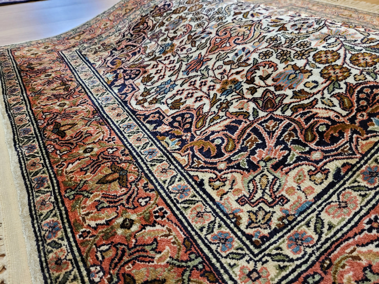 Ghom Teppich Seide feine Knüpfung florales Medaillon