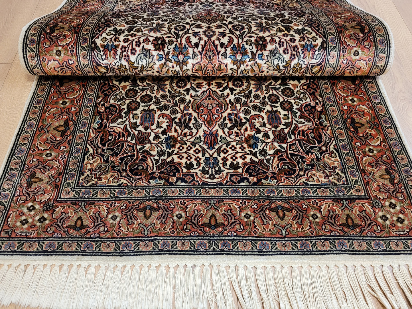 Ghom Teppich Seide feine Knüpfung florales Medaillon