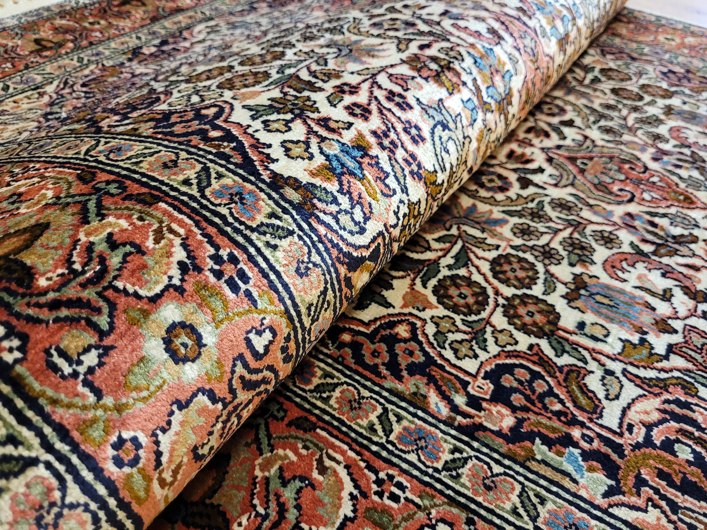 Ghom Teppich Seide feine Knüpfung florales Medaillon