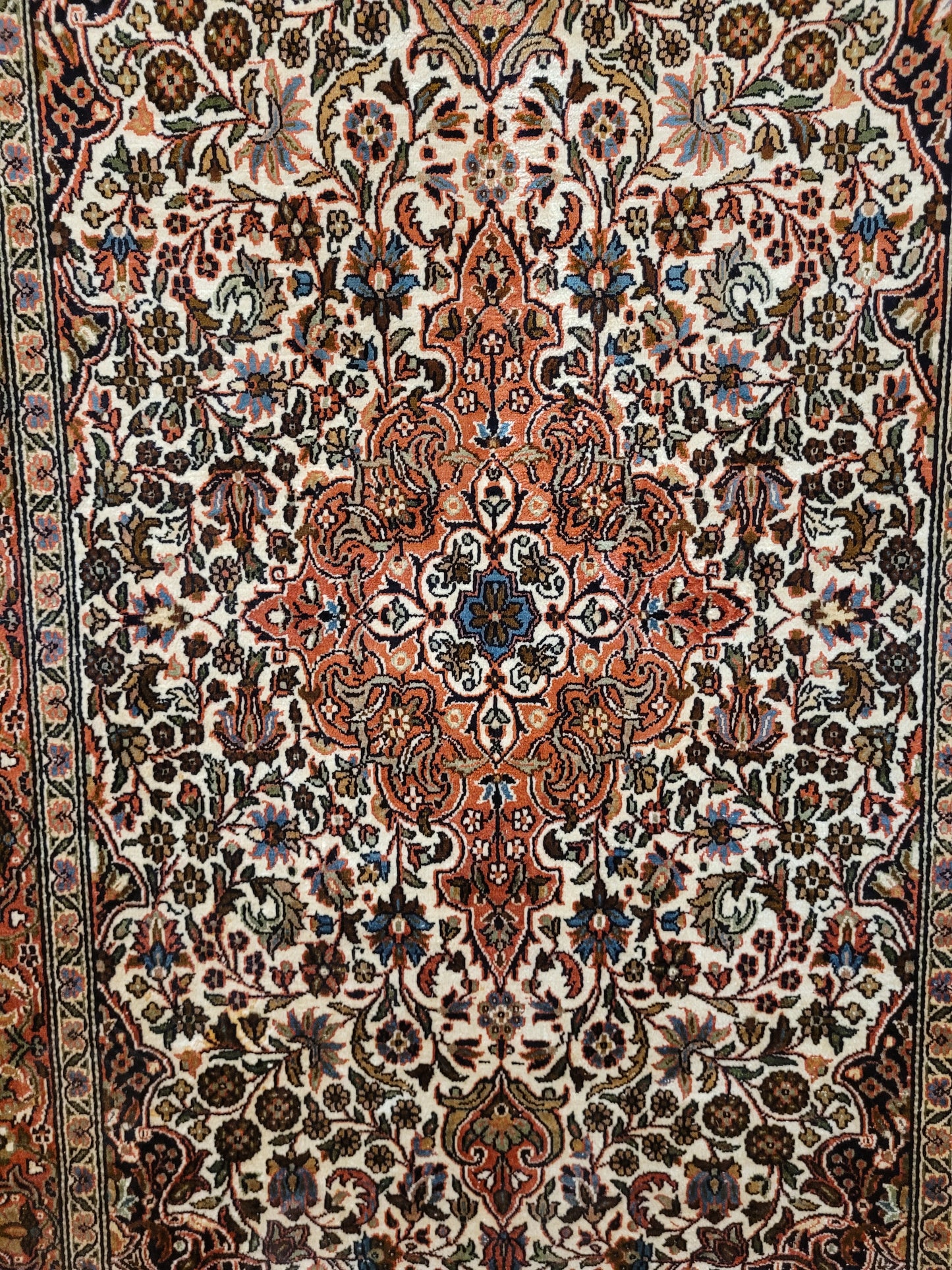 Ghom Teppich Seide feine Knüpfung florales Medaillon