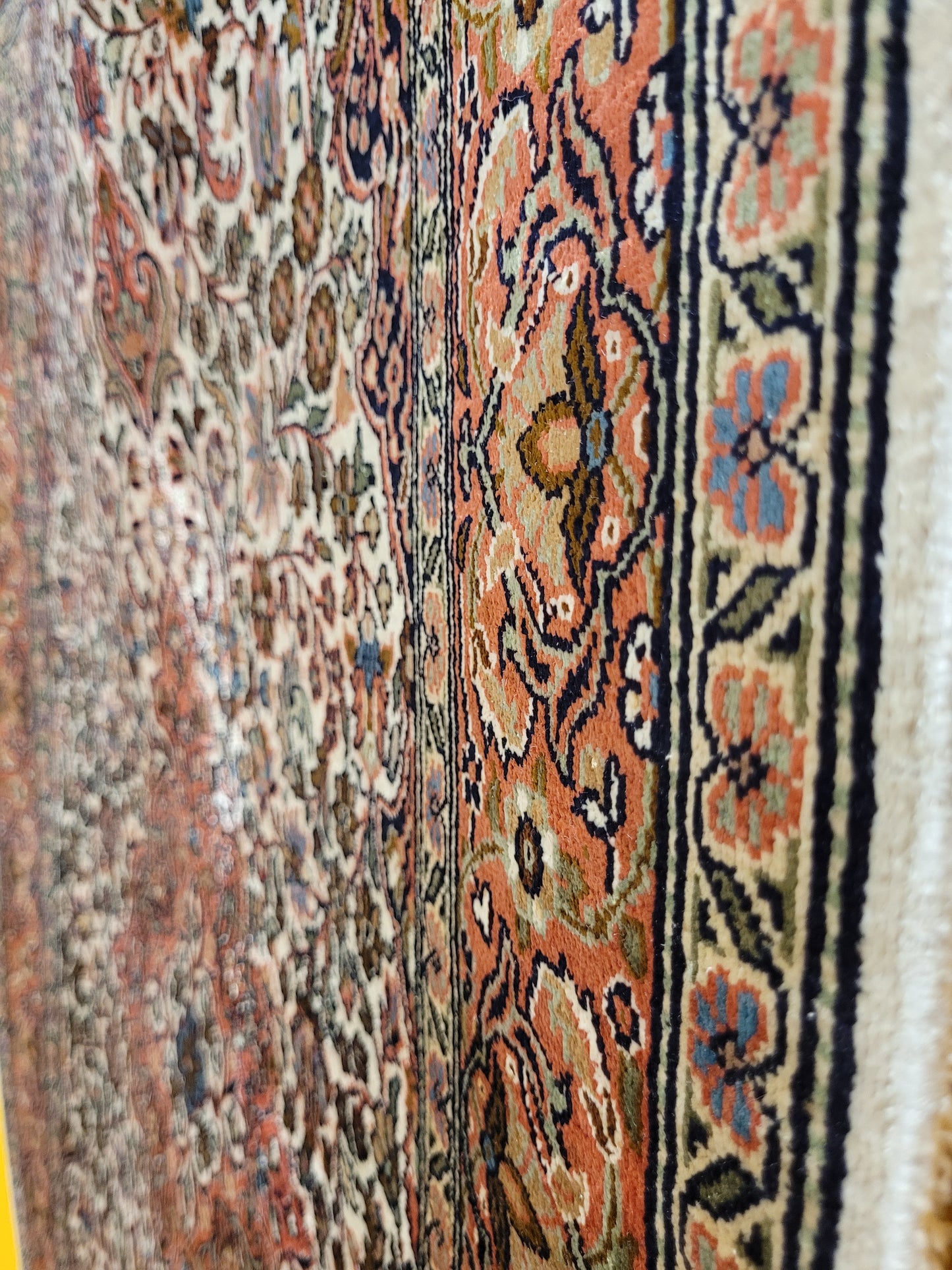 Ghom Teppich Seide feine Knüpfung florales Medaillon