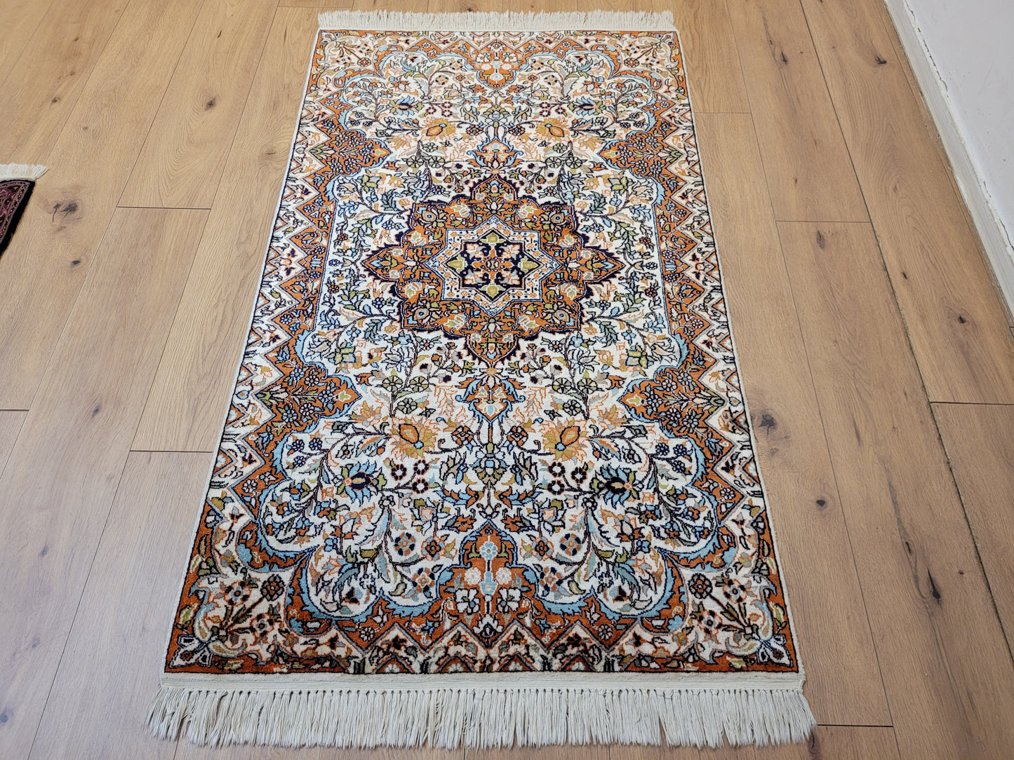 Ghom Teppich Seide feine Knüpfung florales Medaillon