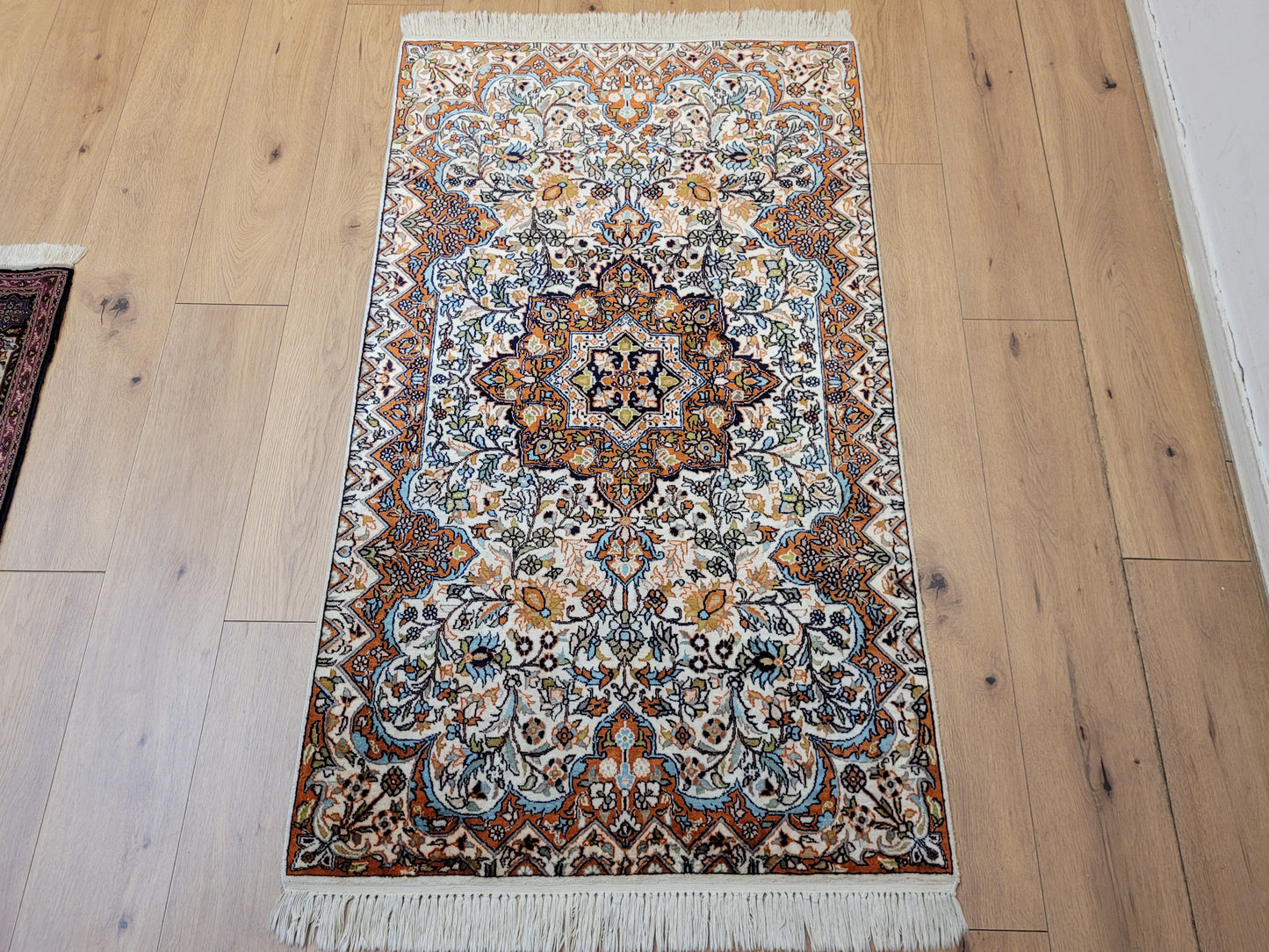 Ghom Teppich Seide feine Knüpfung florales Medaillon