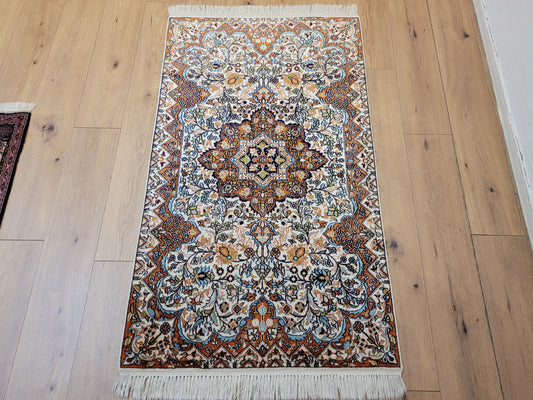 Ghom Teppich Seide feine Knüpfung florales Medaillon