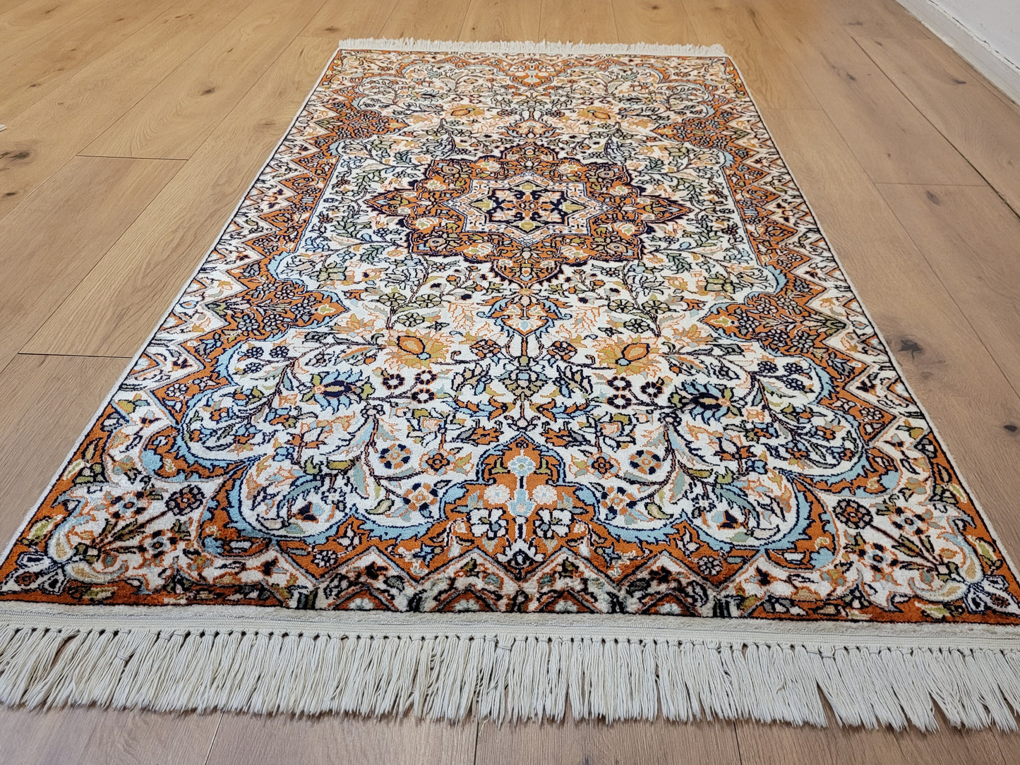 Ghom Teppich Seide feine Knüpfung florales Medaillon