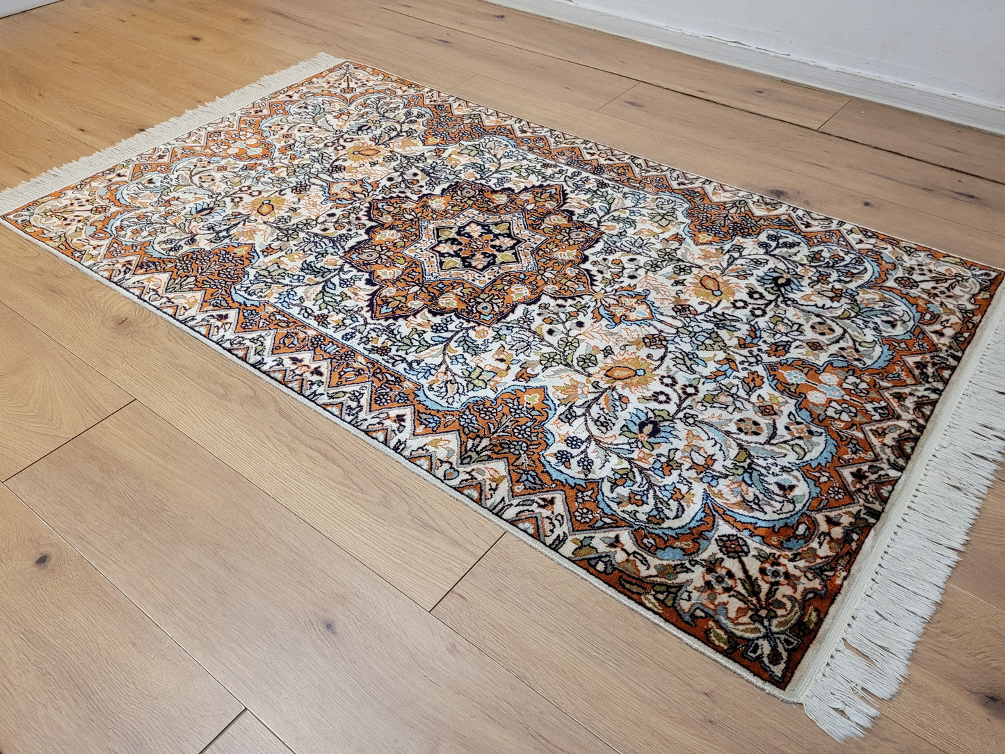 Ghom Teppich Seide feine Knüpfung florales Medaillon