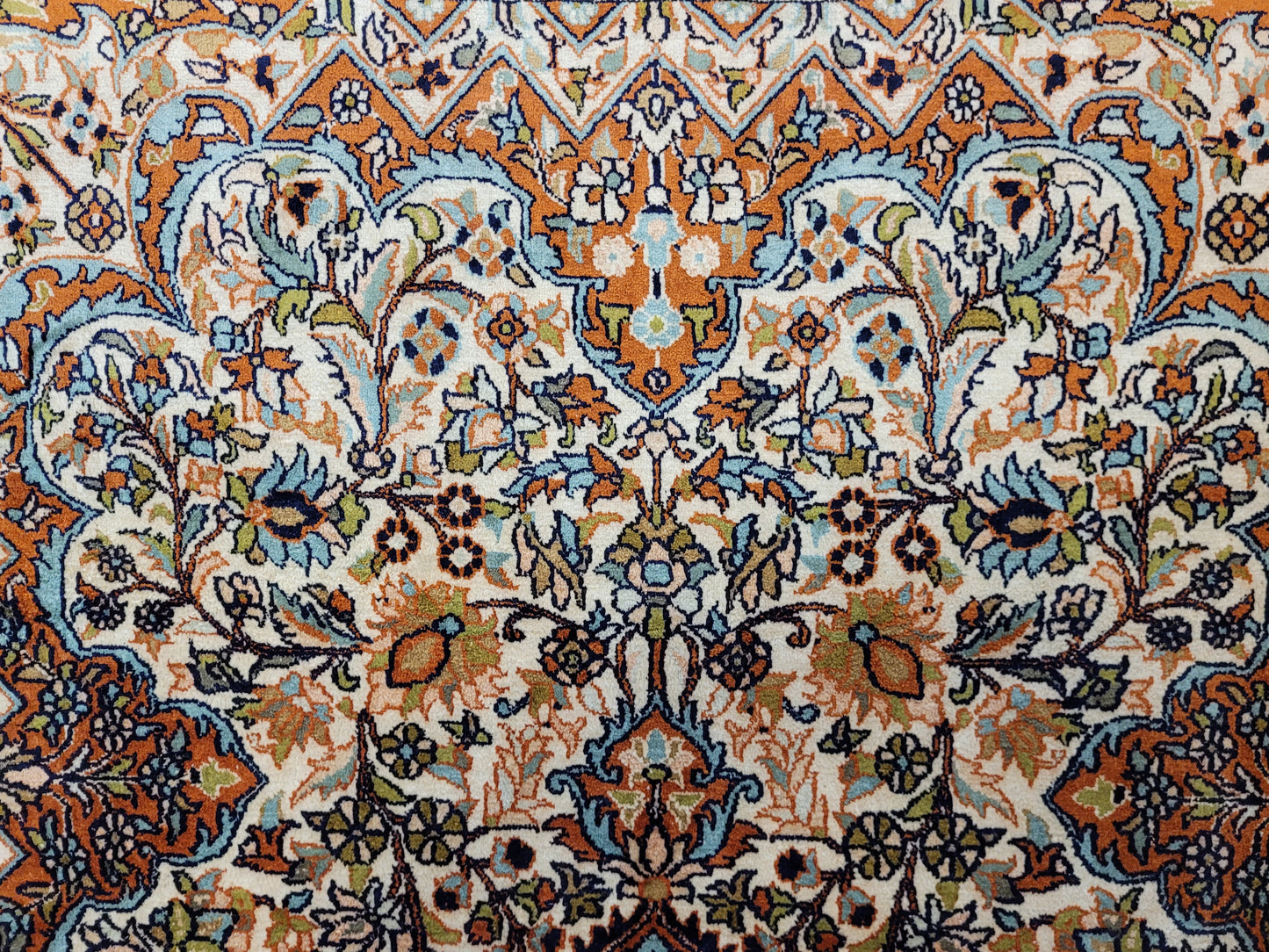 Ghom Teppich Seide feine Knüpfung florales Medaillon