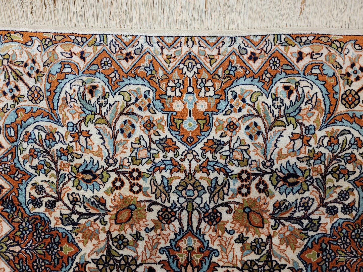 Ghom Teppich Seide feine Knüpfung florales Medaillon