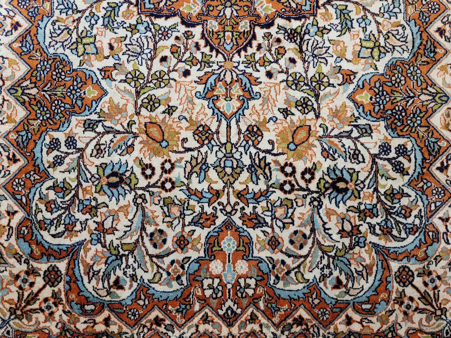 Ghom Teppich Seide feine Knüpfung florales Medaillon