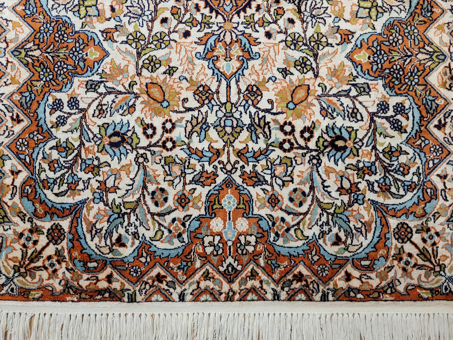 Ghom Teppich Seide feine Knüpfung florales Medaillon