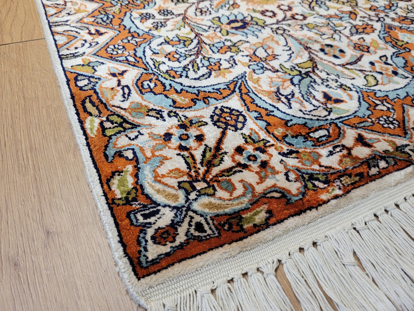 Ghom Teppich Seide feine Knüpfung florales Medaillon