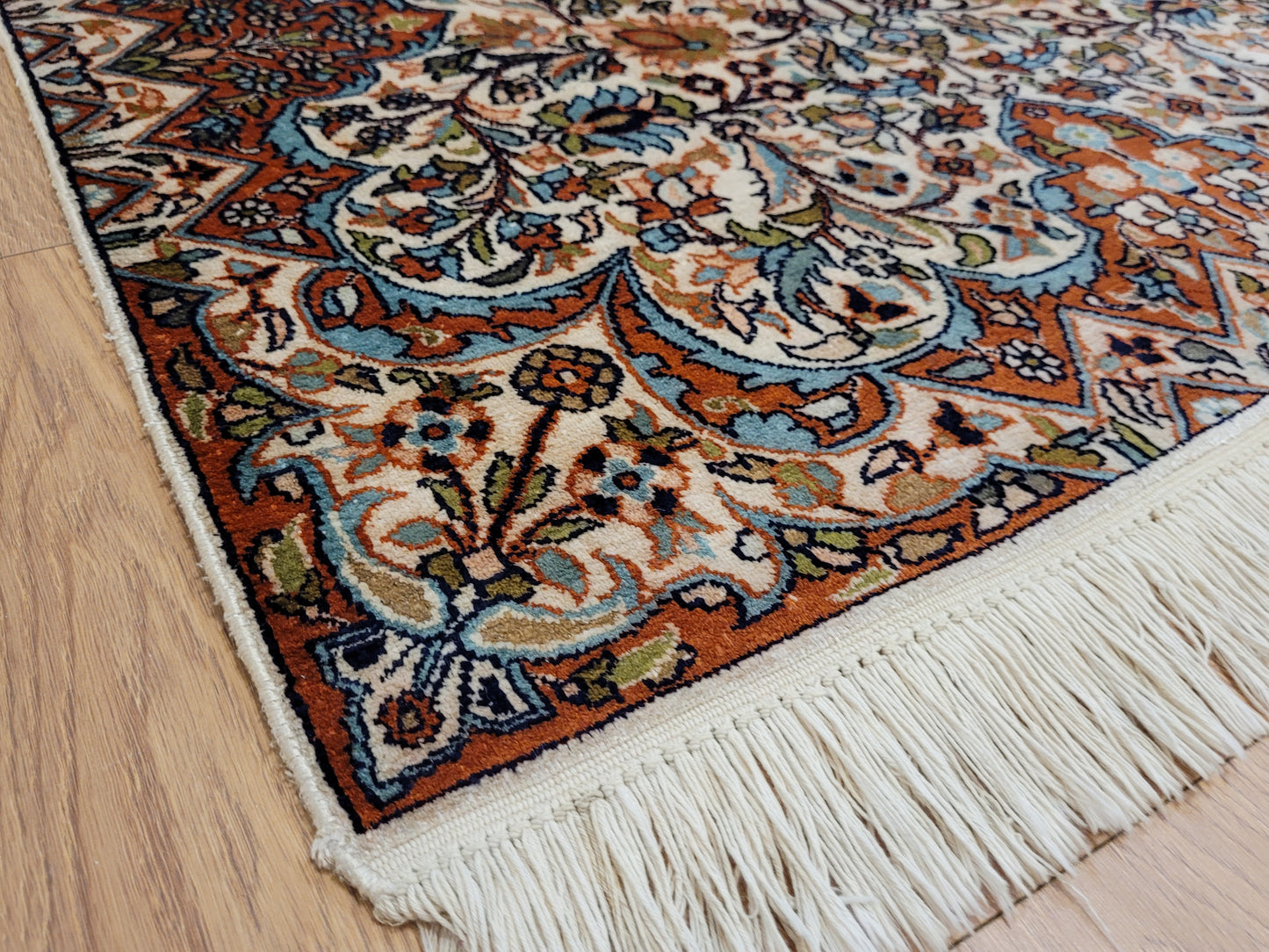 Ghom Teppich Seide feine Knüpfung florales Medaillon