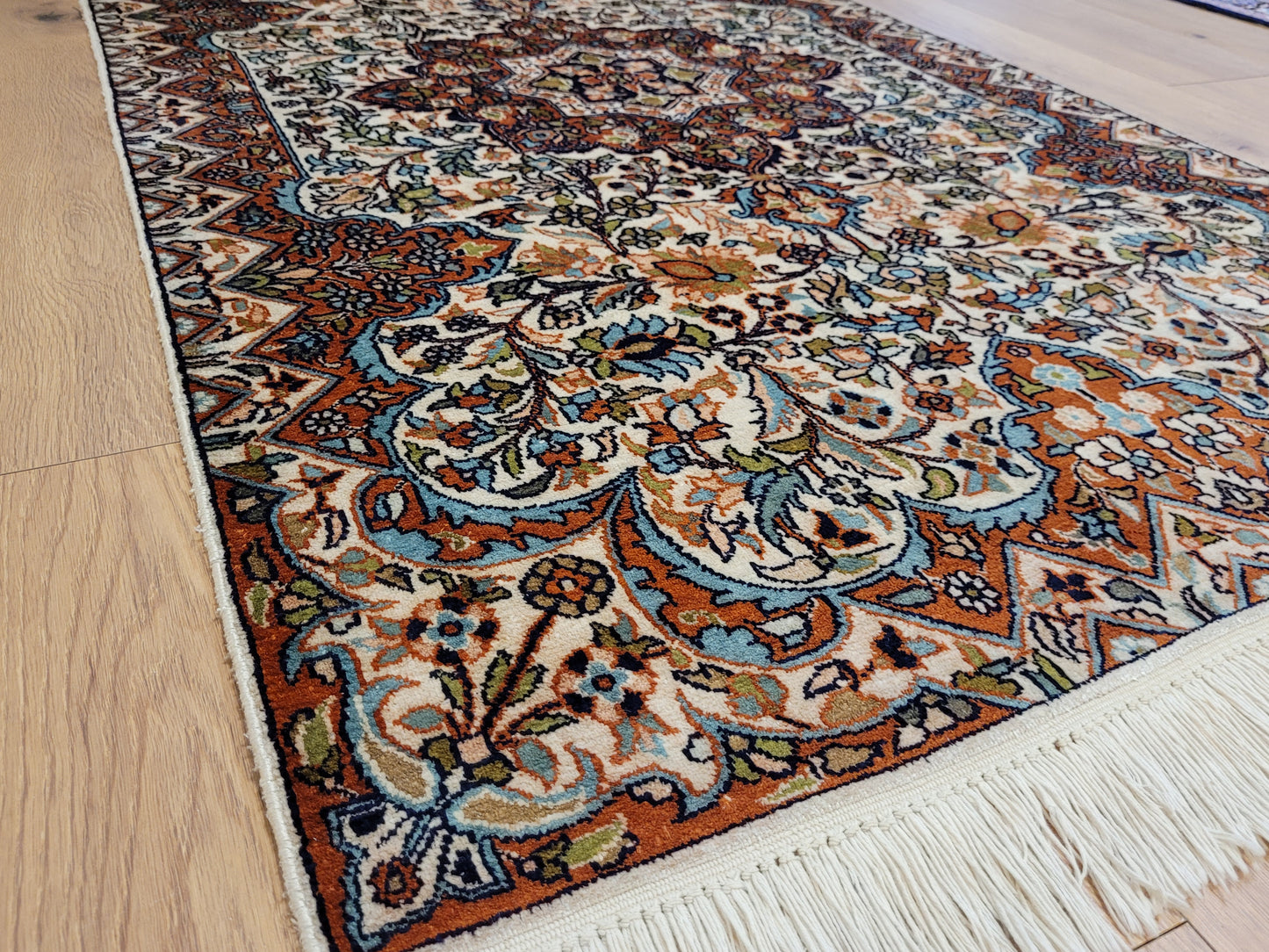 Ghom Teppich Seide feine Knüpfung florales Medaillon