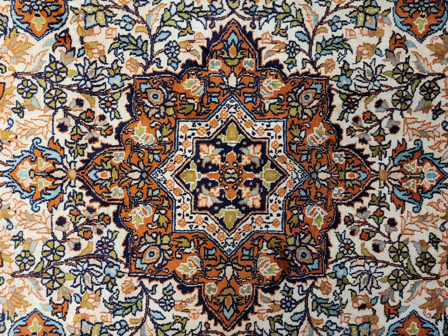 Ghom Teppich Seide feine Knüpfung florales Medaillon