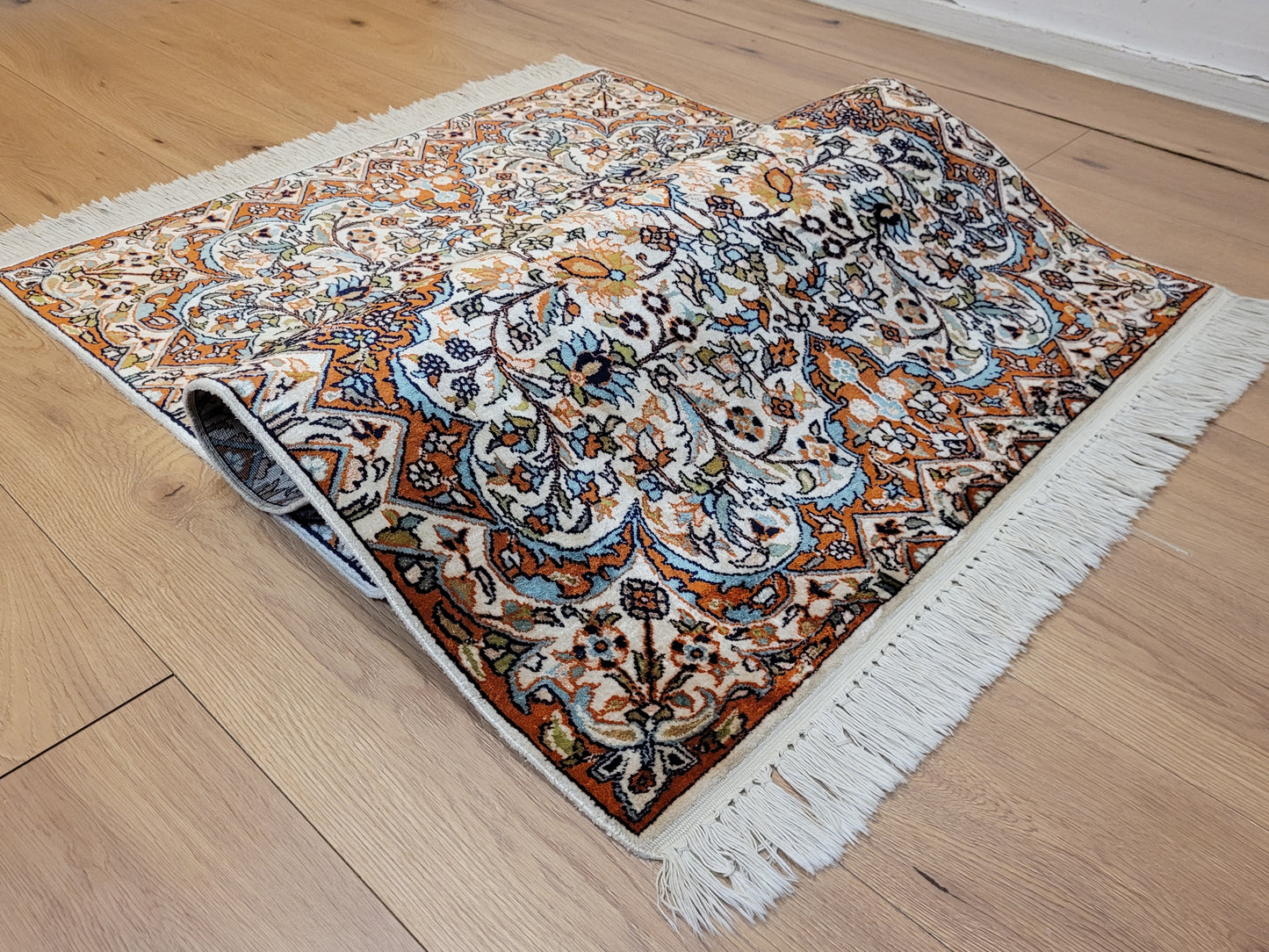 Ghom Teppich Seide feine Knüpfung florales Medaillon