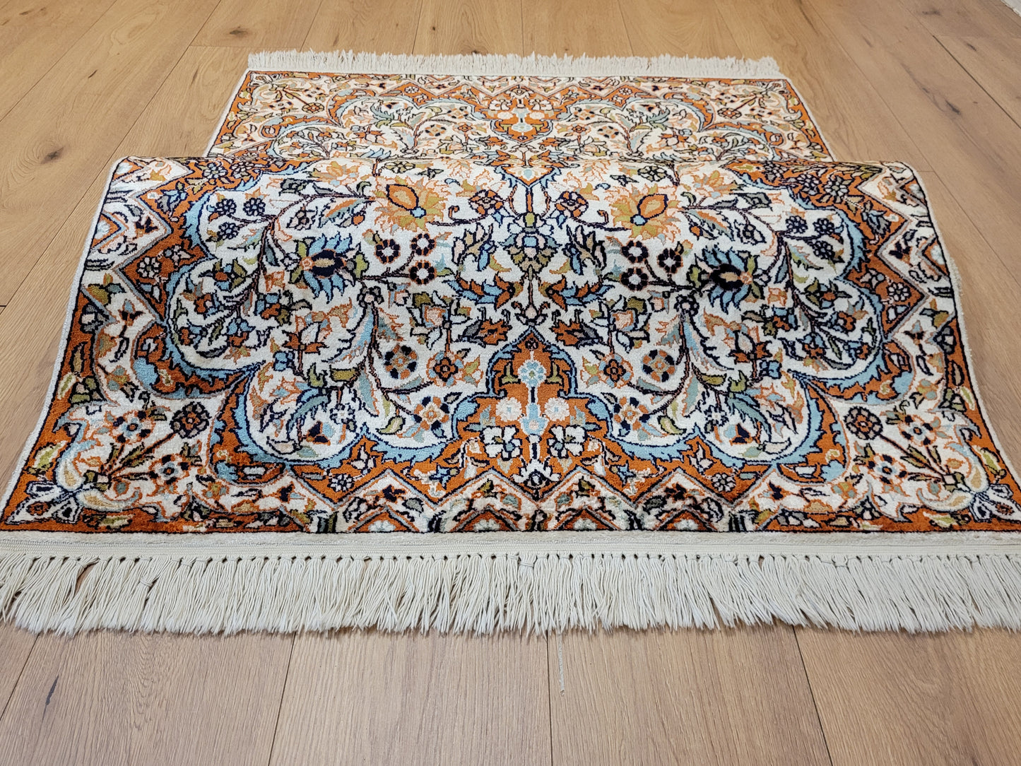 Ghom Teppich Seide feine Knüpfung florales Medaillon