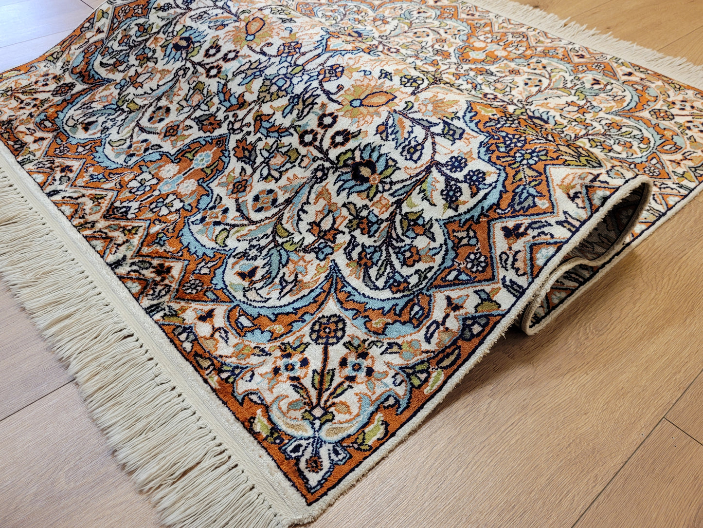 Ghom Teppich Seide feine Knüpfung florales Medaillon