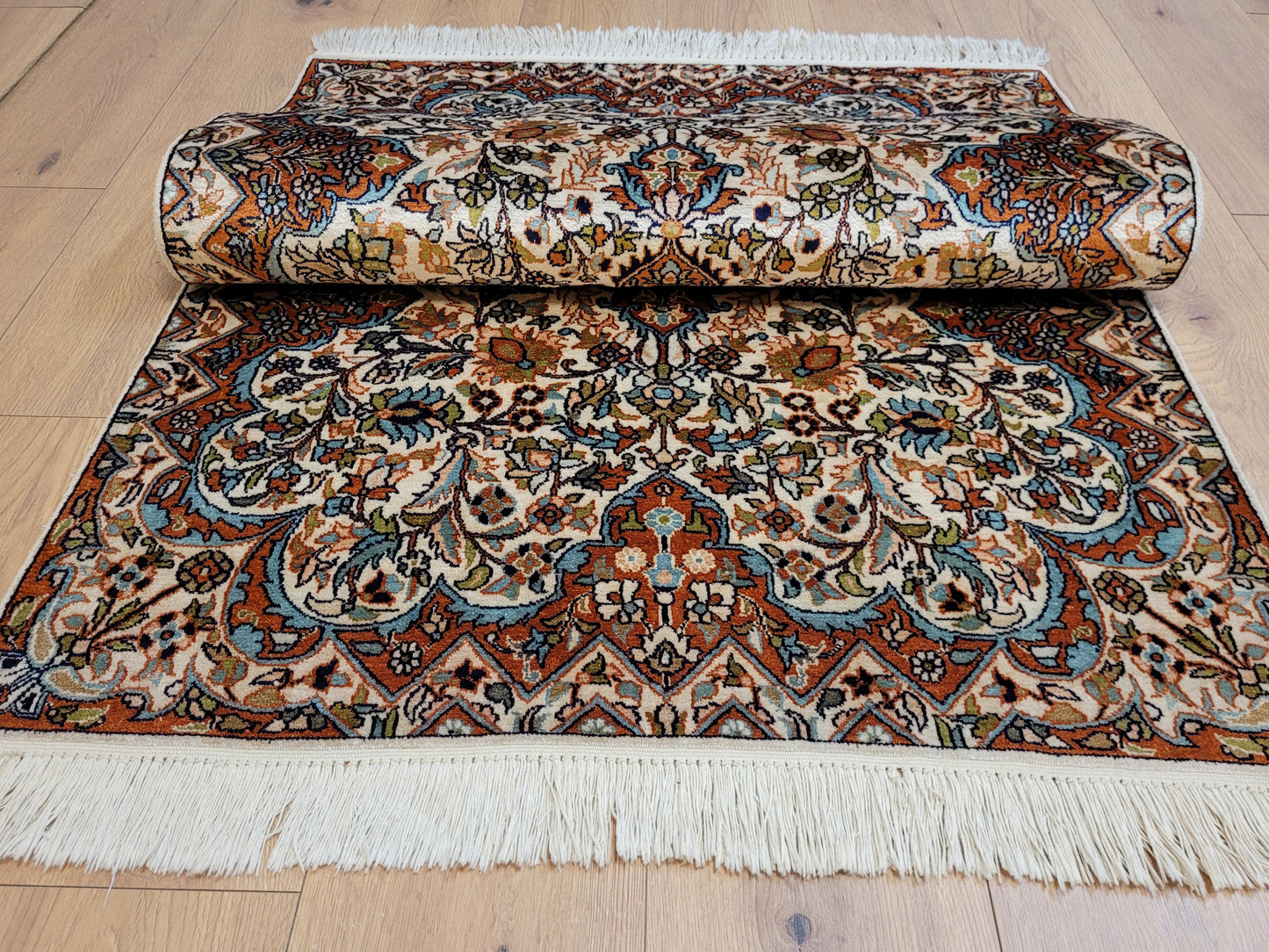 Ghom Teppich Seide feine Knüpfung florales Medaillon