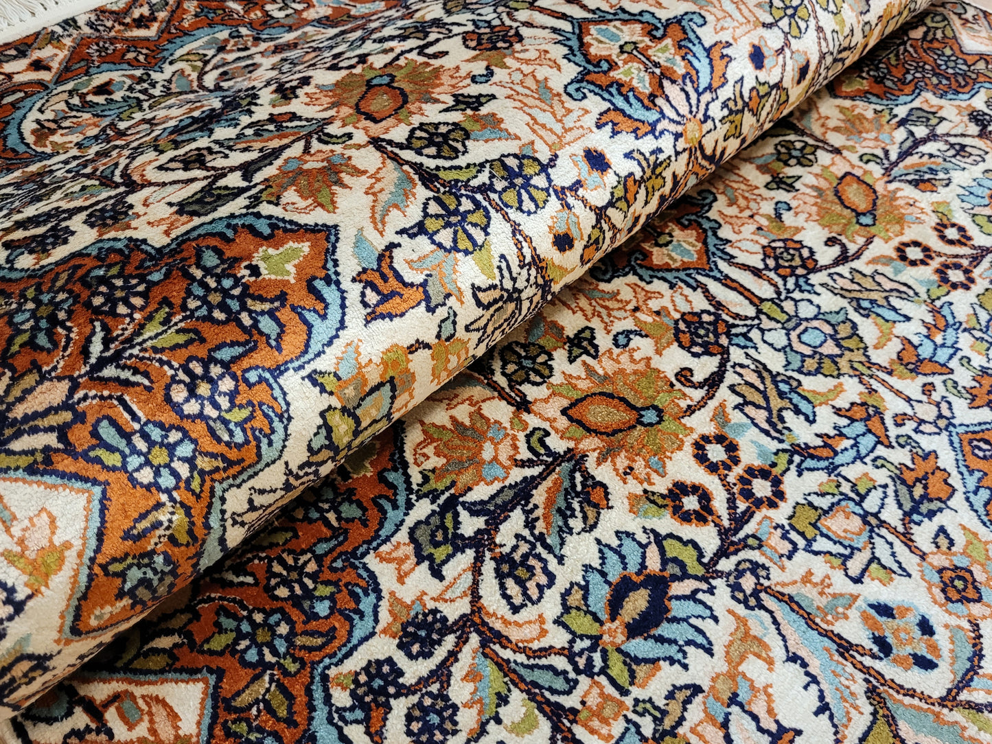 Ghom Teppich Seide feine Knüpfung florales Medaillon