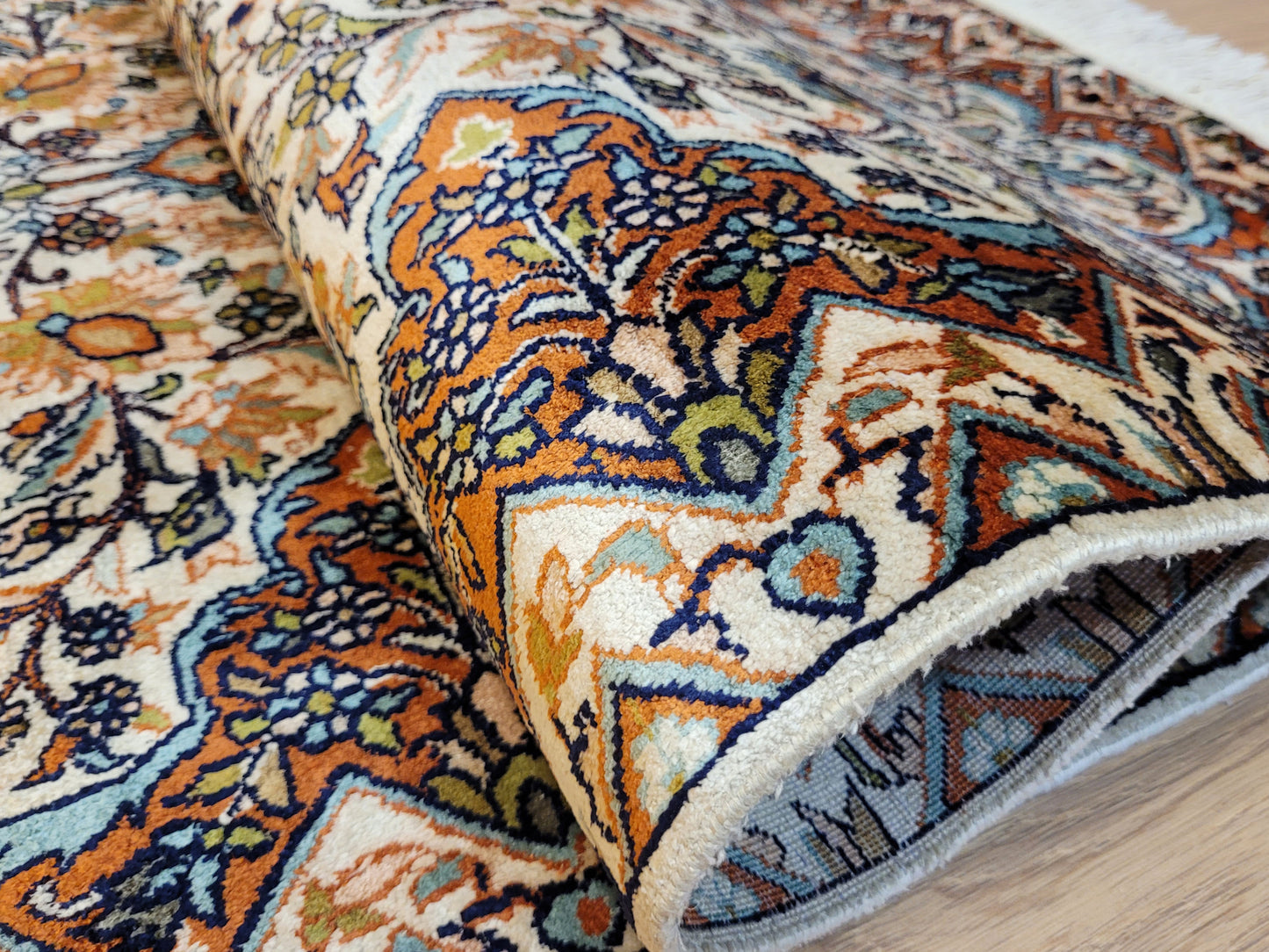 Ghom Teppich Seide feine Knüpfung florales Medaillon