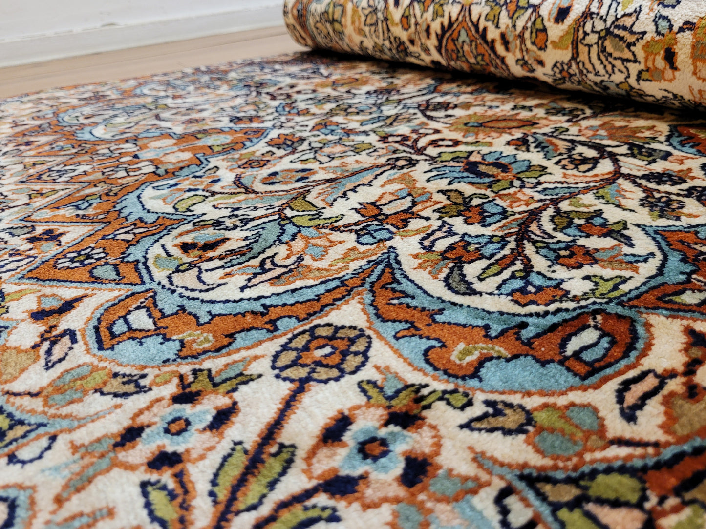 Ghom Teppich Seide feine Knüpfung florales Medaillon