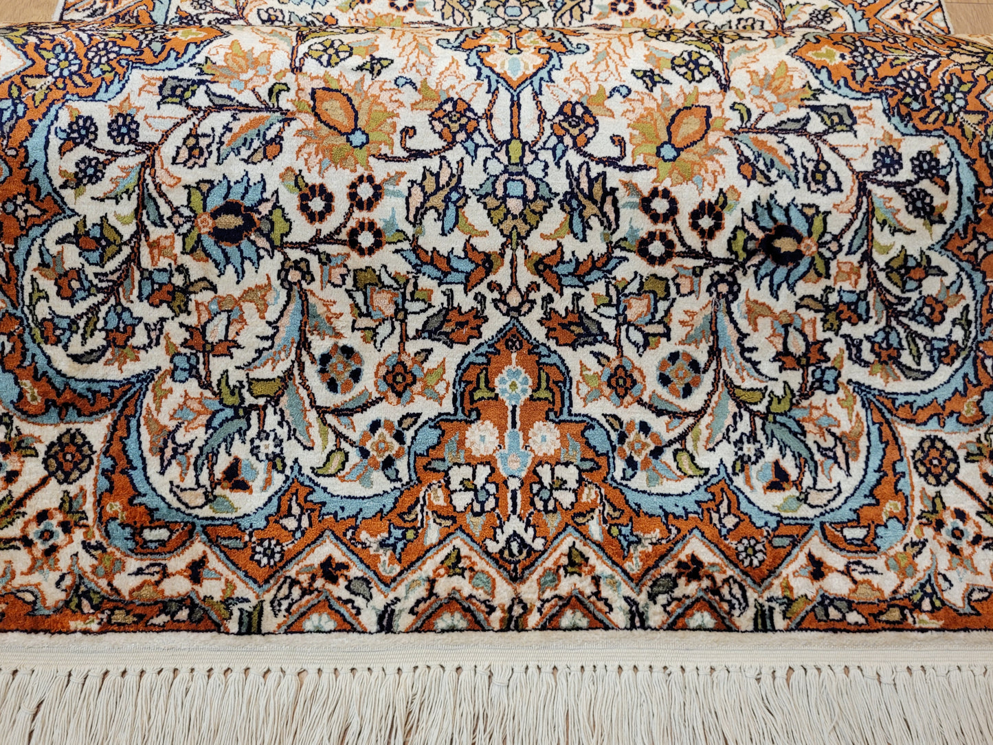 Ghom Teppich Seide feine Knüpfung florales Medaillon