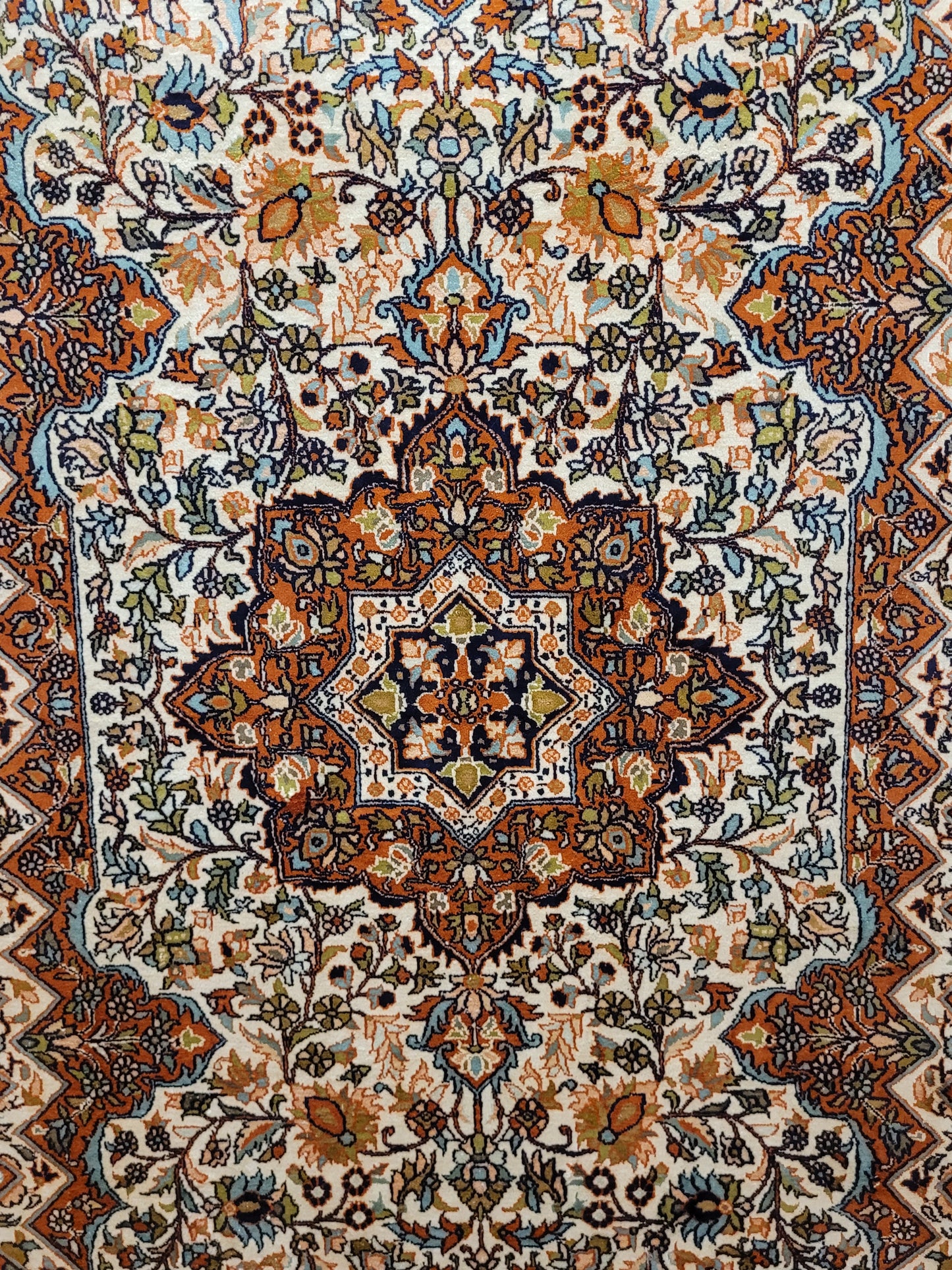 Ghom Teppich Seide feine Knüpfung florales Medaillon