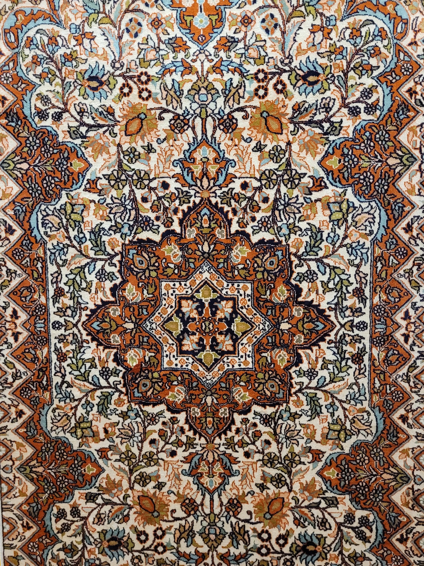 Ghom Teppich Seide feine Knüpfung florales Medaillon