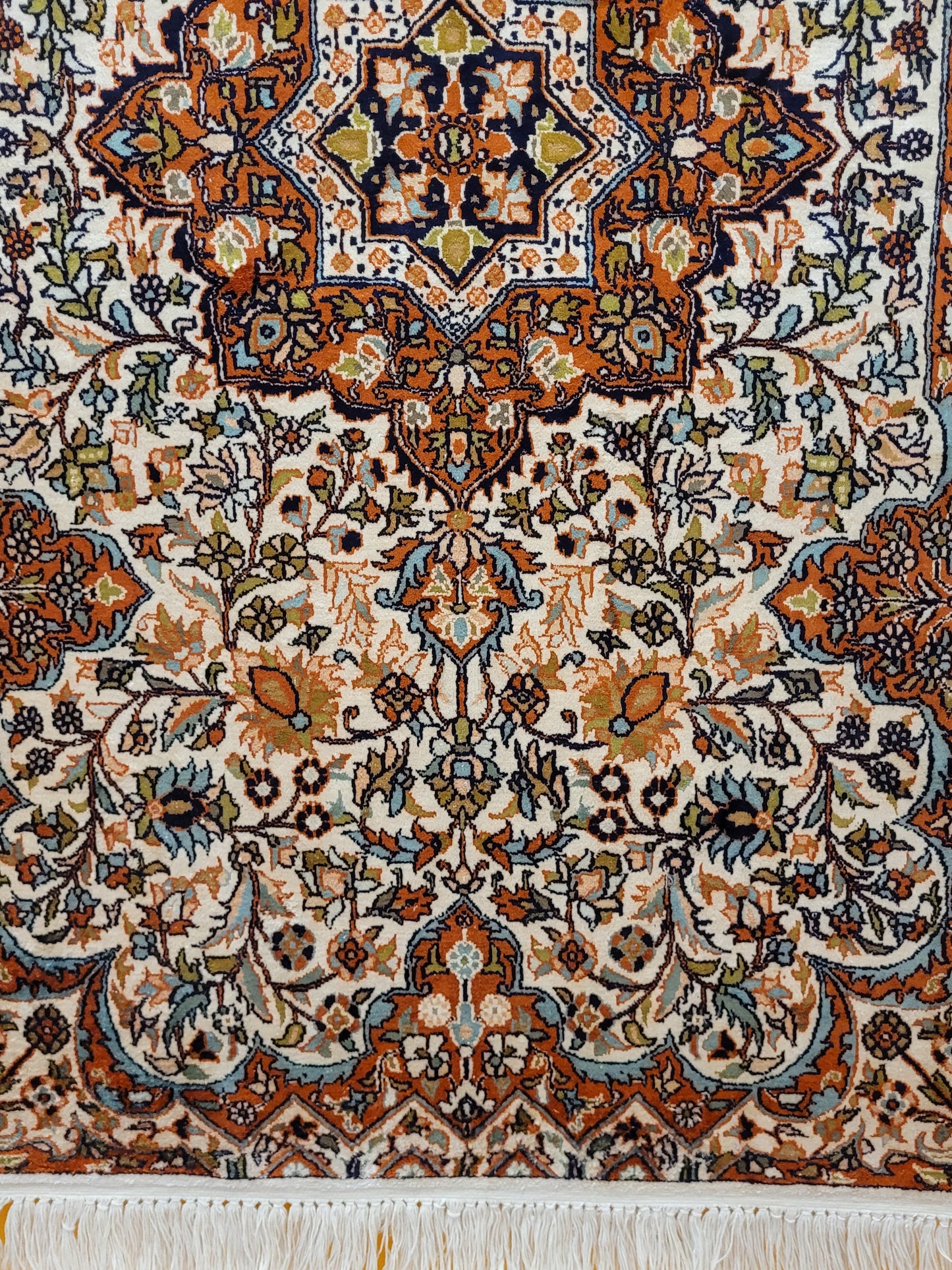 Ghom Teppich Seide feine Knüpfung florales Medaillon