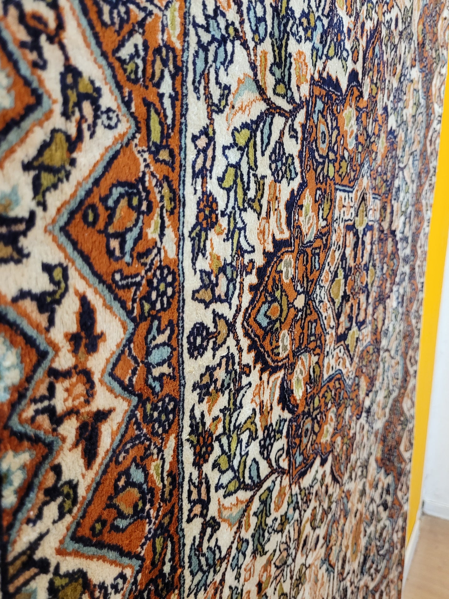 Ghom Teppich Seide feine Knüpfung florales Medaillon