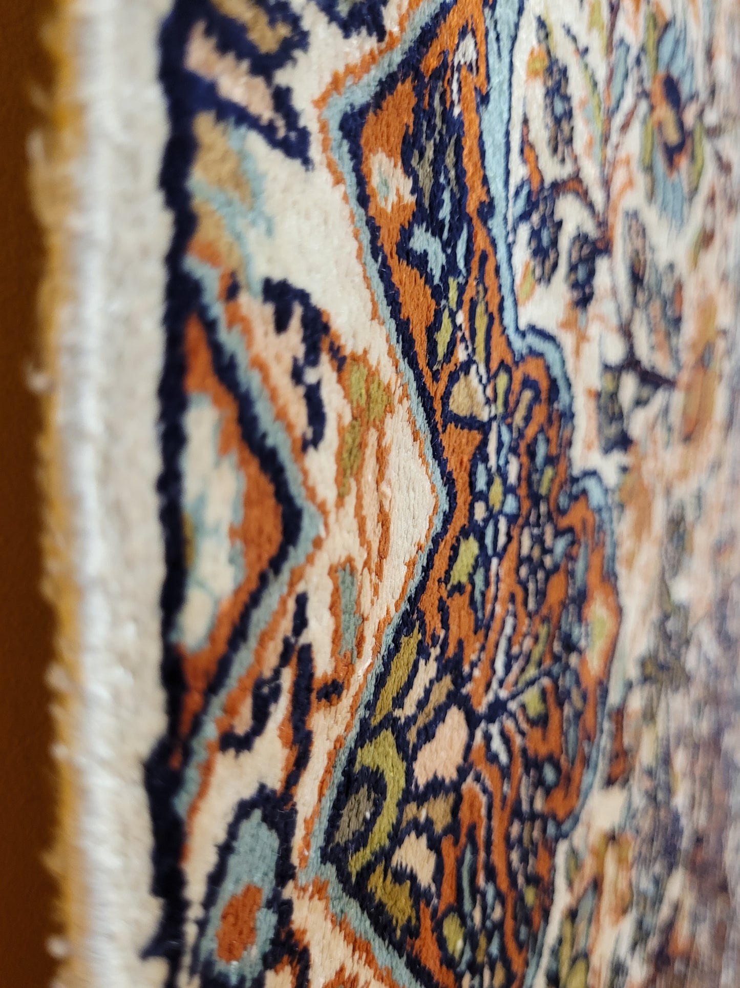 Ghom Teppich Seide feine Knüpfung florales Medaillon