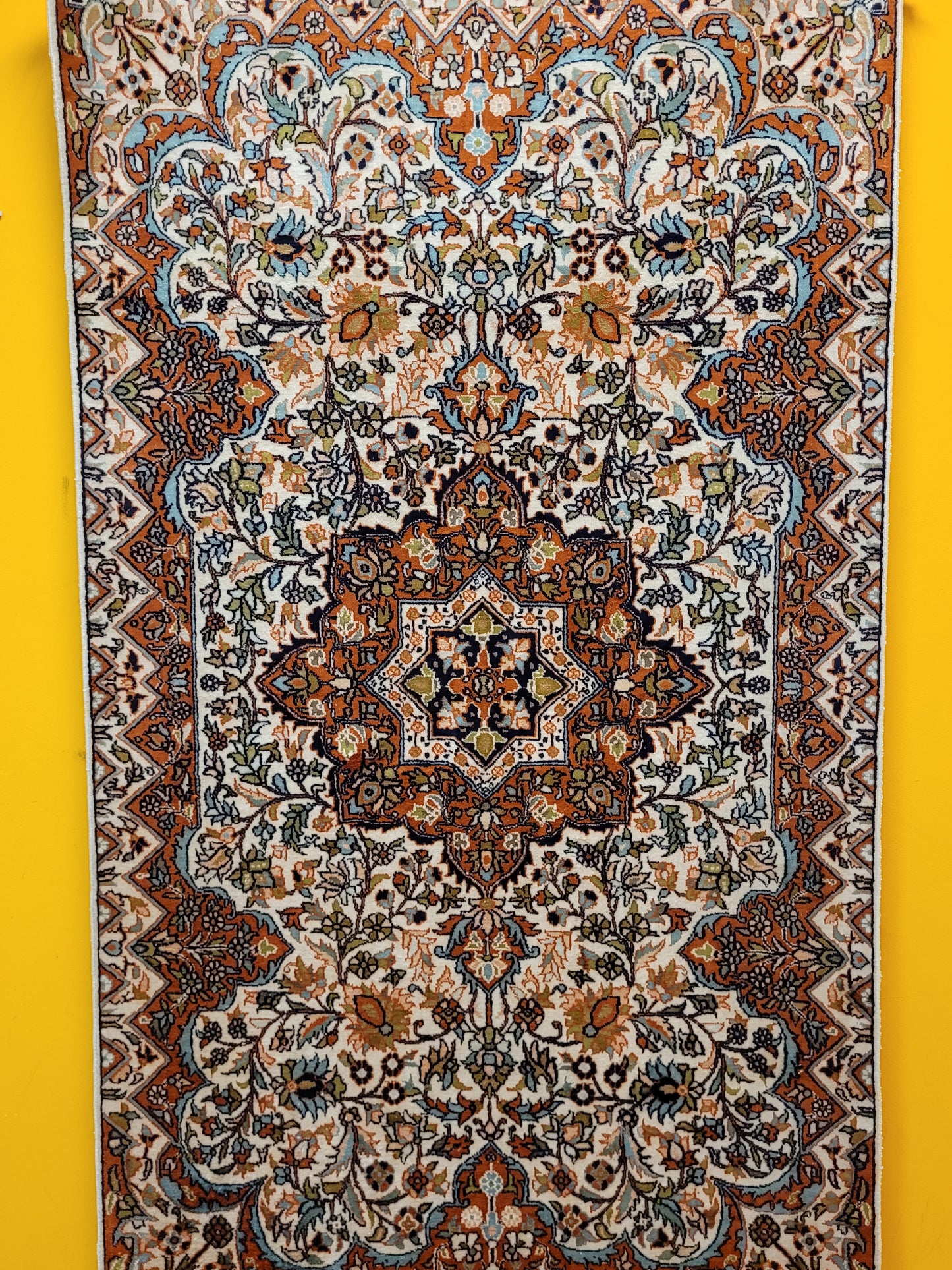 Ghom Teppich Seide feine Knüpfung florales Medaillon