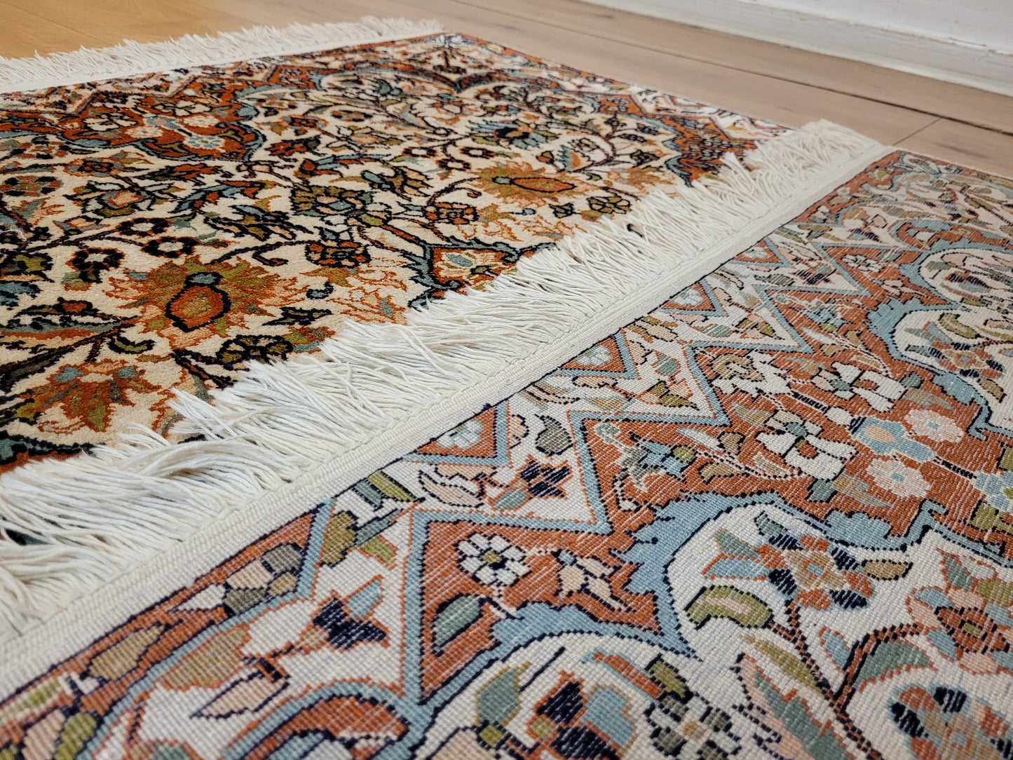 Ghom Teppich Seide feine Knüpfung florales Medaillon