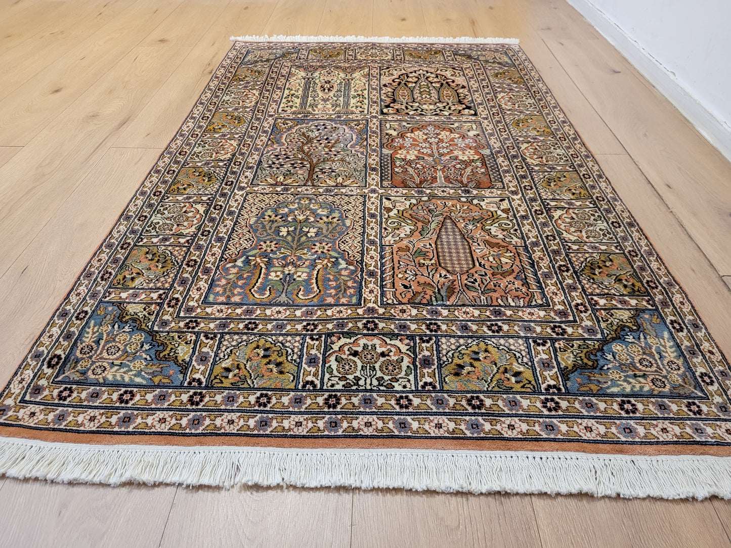 Ghom Teppich Seide feine Knüpfung Gartenmotiv