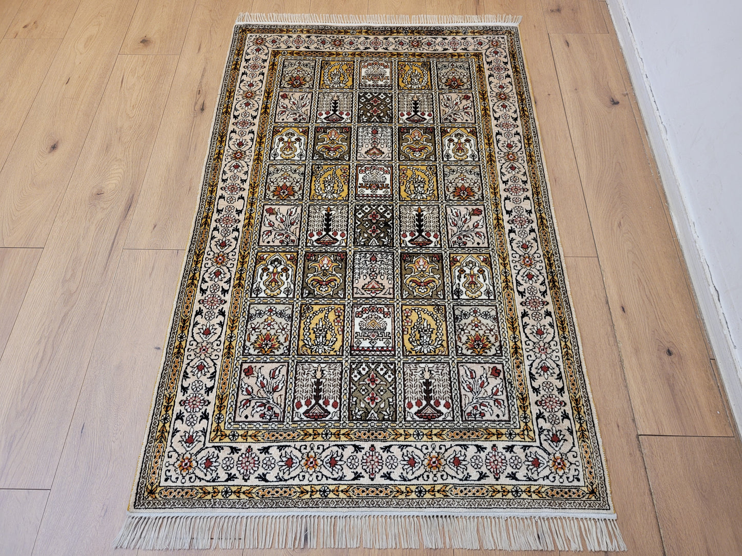 Hereke Teppich Seide feine Knüpfung Feldermotiv