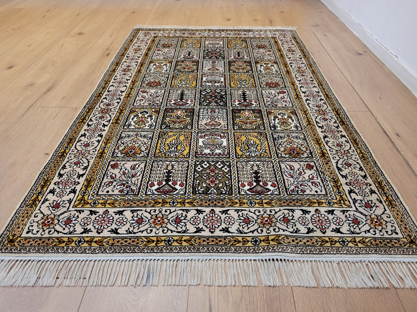 Hereke Teppich Seide feine Knüpfung Feldermotiv