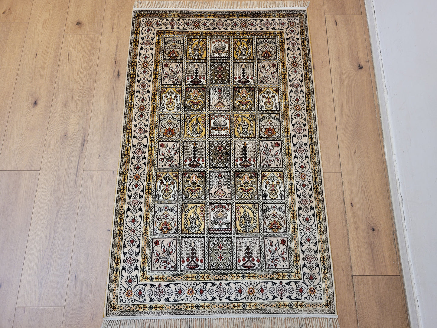 Hereke Teppich Seide feine Knüpfung Feldermotiv