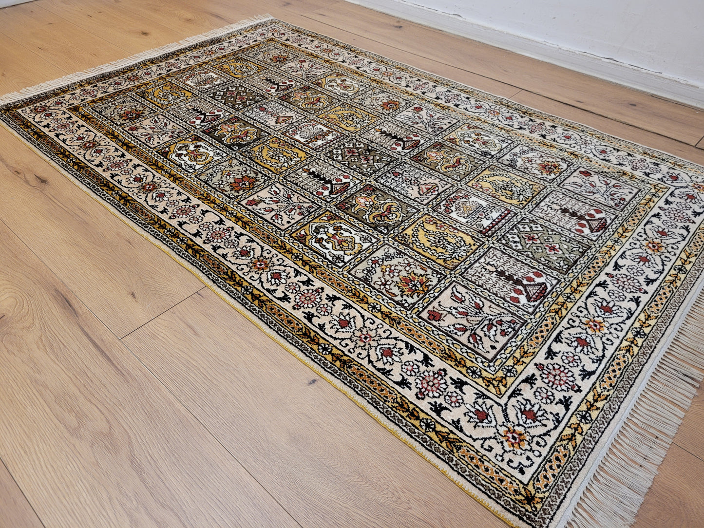 Hereke Teppich Seide feine Knüpfung Feldermotiv