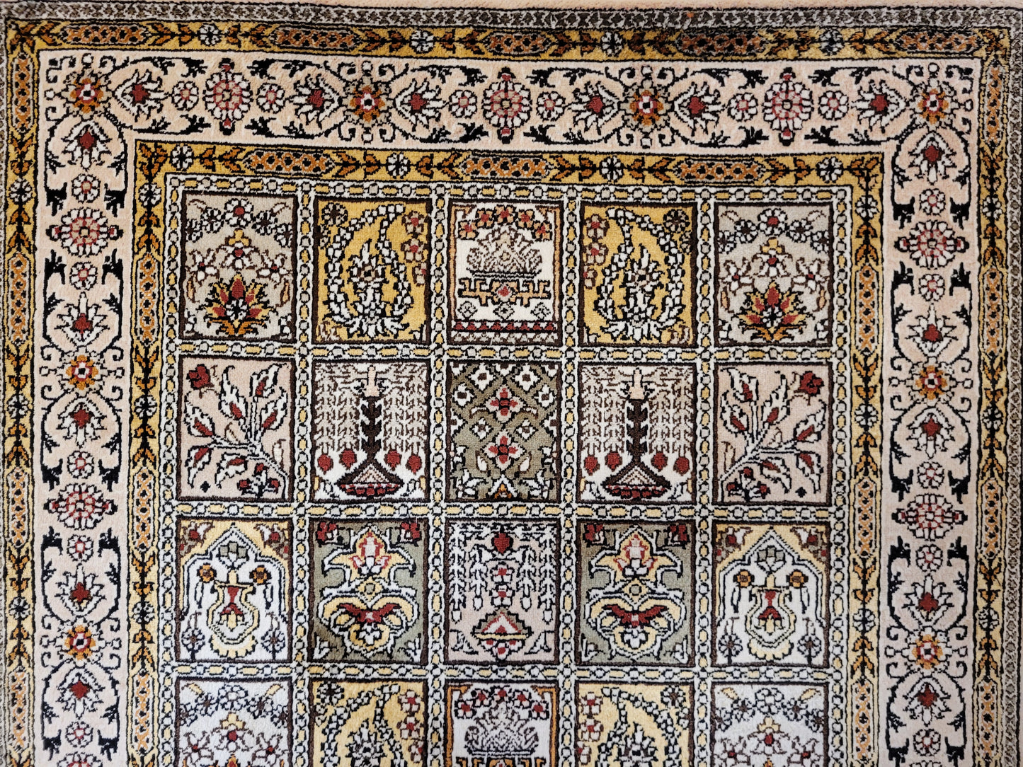 Hereke Teppich Seide feine Knüpfung Feldermotiv