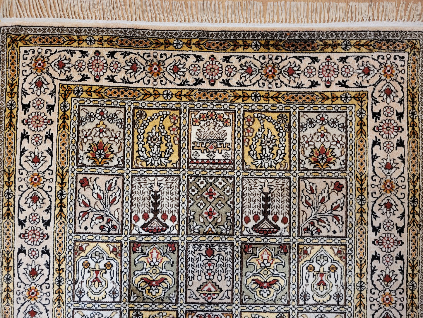 Hereke Teppich Seide feine Knüpfung Feldermotiv