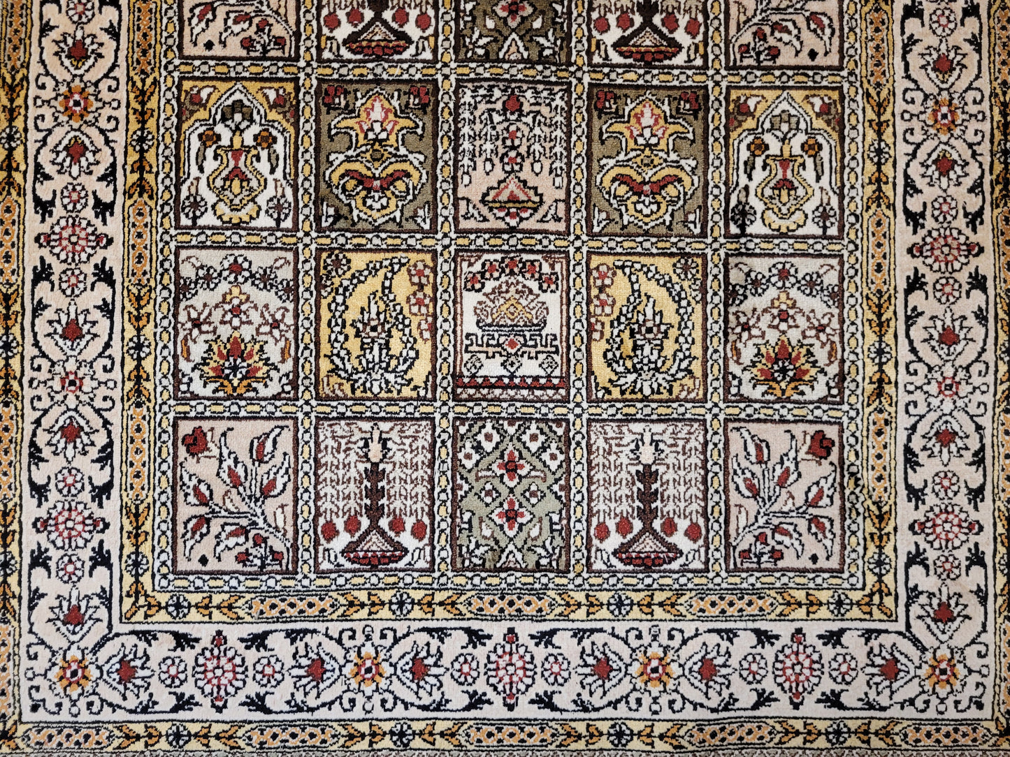 Hereke Teppich Seide feine Knüpfung Feldermotiv