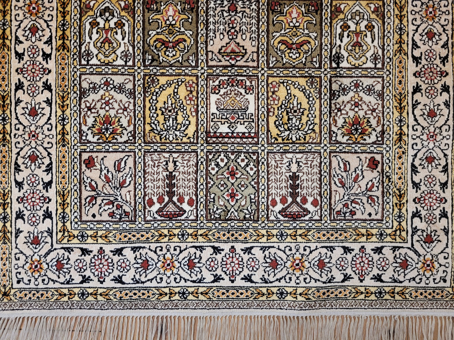 Hereke Teppich Seide feine Knüpfung Feldermotiv