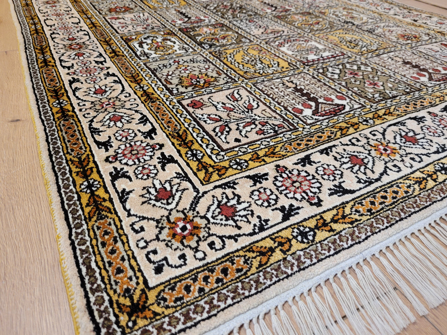 Hereke Teppich Seide feine Knüpfung Feldermotiv