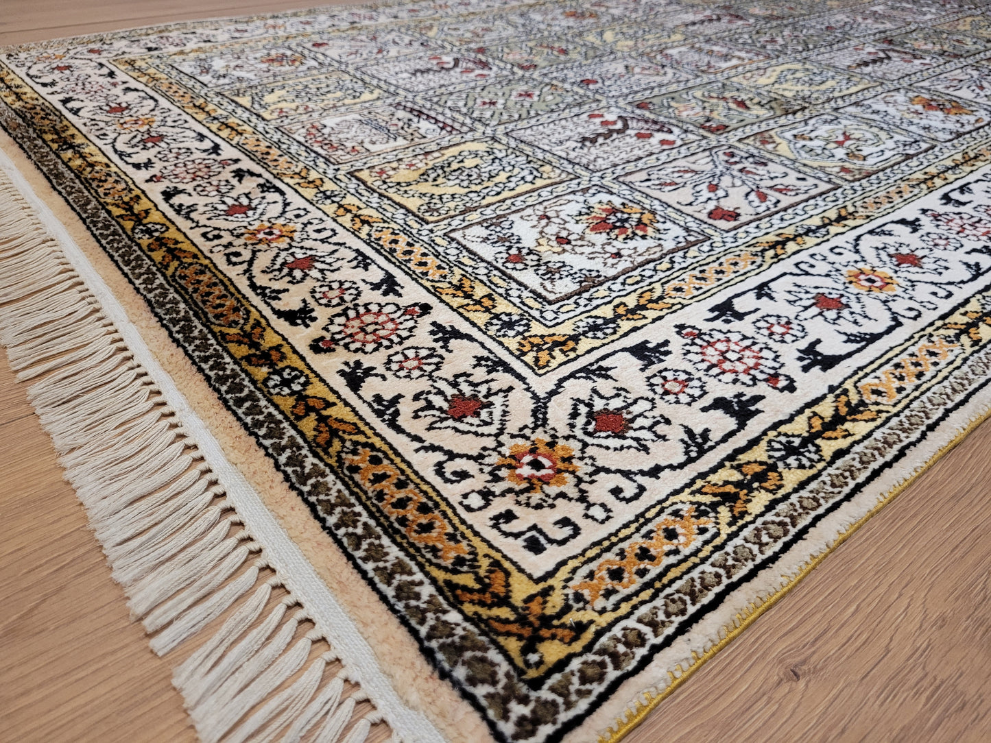 Hereke Teppich Seide feine Knüpfung Feldermotiv