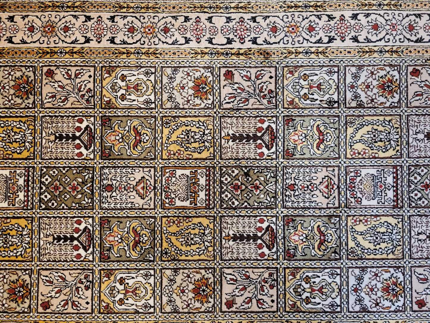 Hereke Teppich Seide feine Knüpfung Feldermotiv