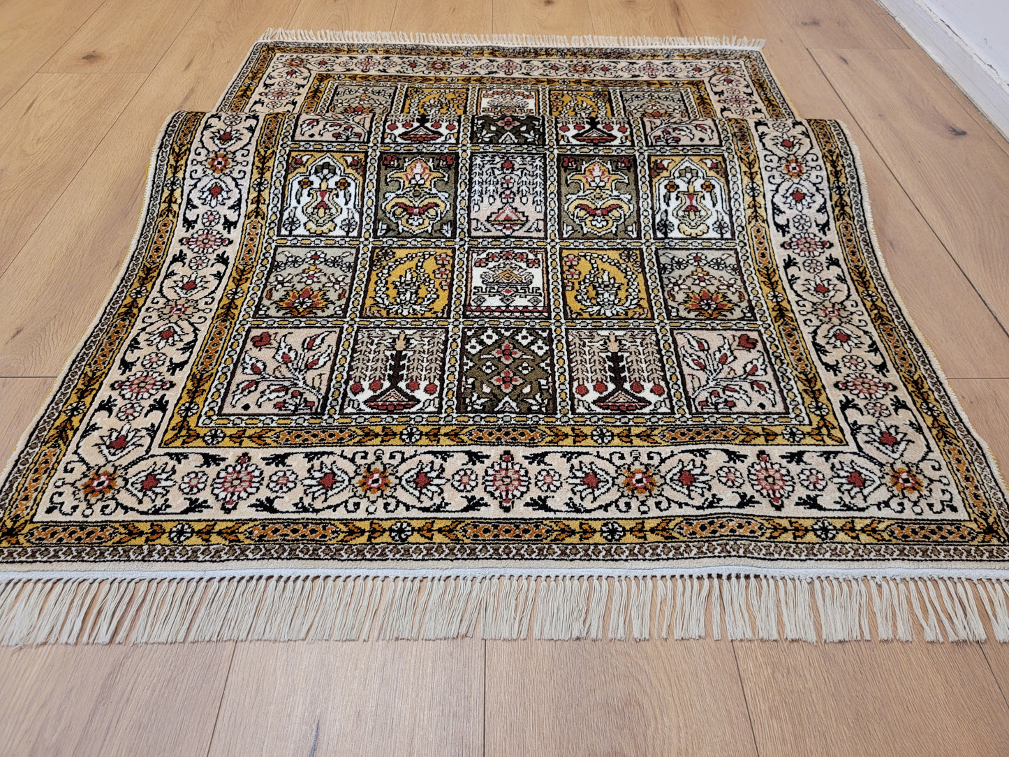 Hereke Teppich Seide feine Knüpfung Feldermotiv