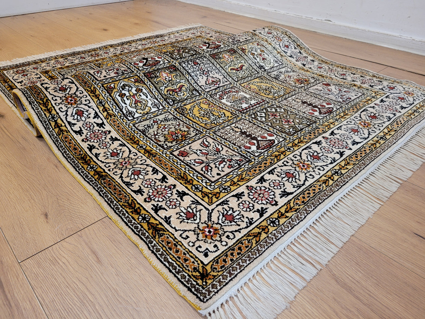 Hereke Teppich Seide feine Knüpfung Feldermotiv